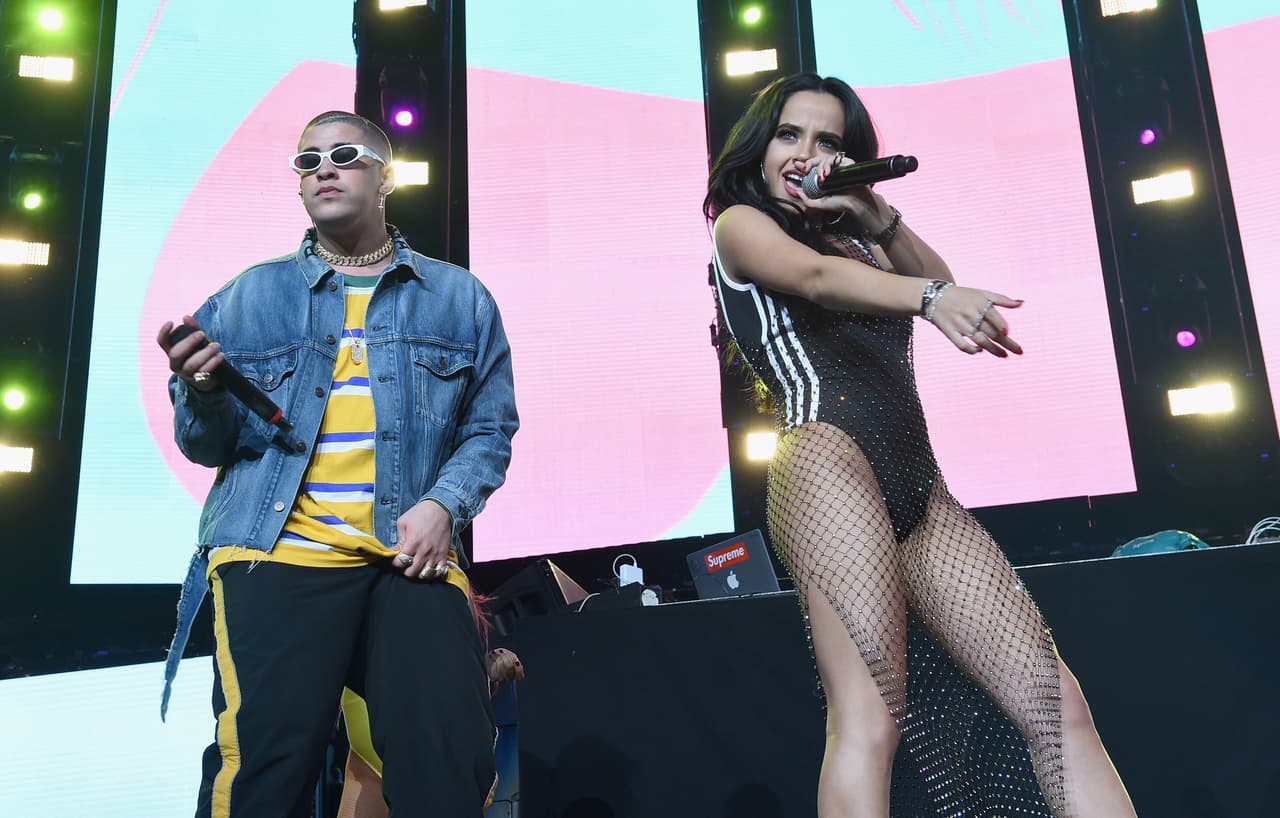 Desde sus primeros meses en la música recibió el apoyo de grandes artistas como Ozuna, Farruko y Arcángel, quienes lo arroparon y lo ayudaron a cumplir sus sueños. Tiempo más tarde llegó 'Soy Peor', su primer tema como solista. En 2017 se sumó a Becky G en el éxito 'Mayores' y desde entonces su carrera despuntó.