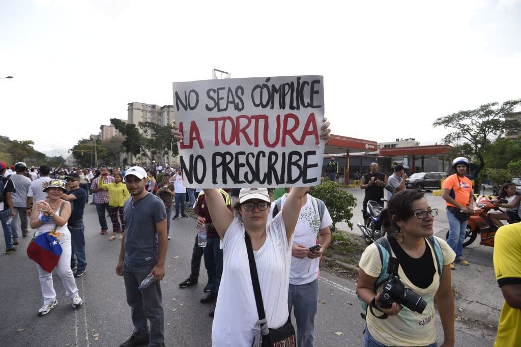 Uno de los reclamos que los opositores hacen al gobierno de Nicolás Maduro es que ponga fin a la tortura. En esta última ola de protestas, más de 500 personas han sido detenidas. (Juan Barreto/AFP/GettyImages)