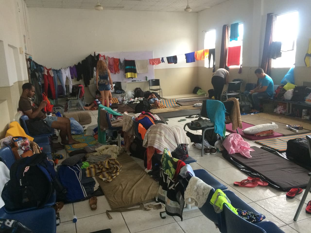 Los bancos de una iglesia en Panamá se han convertido en las camas para más de 200 inmigrantes cubanos