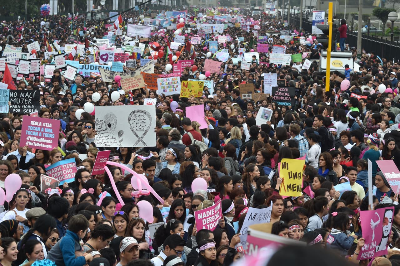 Mujeres peruanas se tomaron las calles para exigir un alto a los feminicidios y a la violencia de género