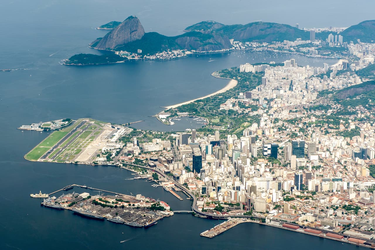 <b>Río de Janeiro </b>
<br>
<br>Esta exótica ciudad brasileña tiene uno de los paisajes más hermosos del mundo, formado por peculiares colinas, franjas de arena de playa, montañas selváticas e inquietantes favelas.
<br>
<br>Si tiene la suerte de arribar en un vuelo nacional es probable que aterrice en el aeropuerto Santos Dumont, que está en el centro de la ciudad, en un terreno recuperado del mar (a la izquierda en la fotografía). Debe sentarse del lado derecho si quiere apreciar los íconos de Río, incluida la montaña de Pan de azúcar.
<br>
<br>Además de la lista de CNN Travel, este aeropuerto también está incluido en
<a href="https://www.rd.com/list/most-beautiful-airport-landings/"><u>el ranking de aterrizajes espectaculares</u></a> de Readers Digest.