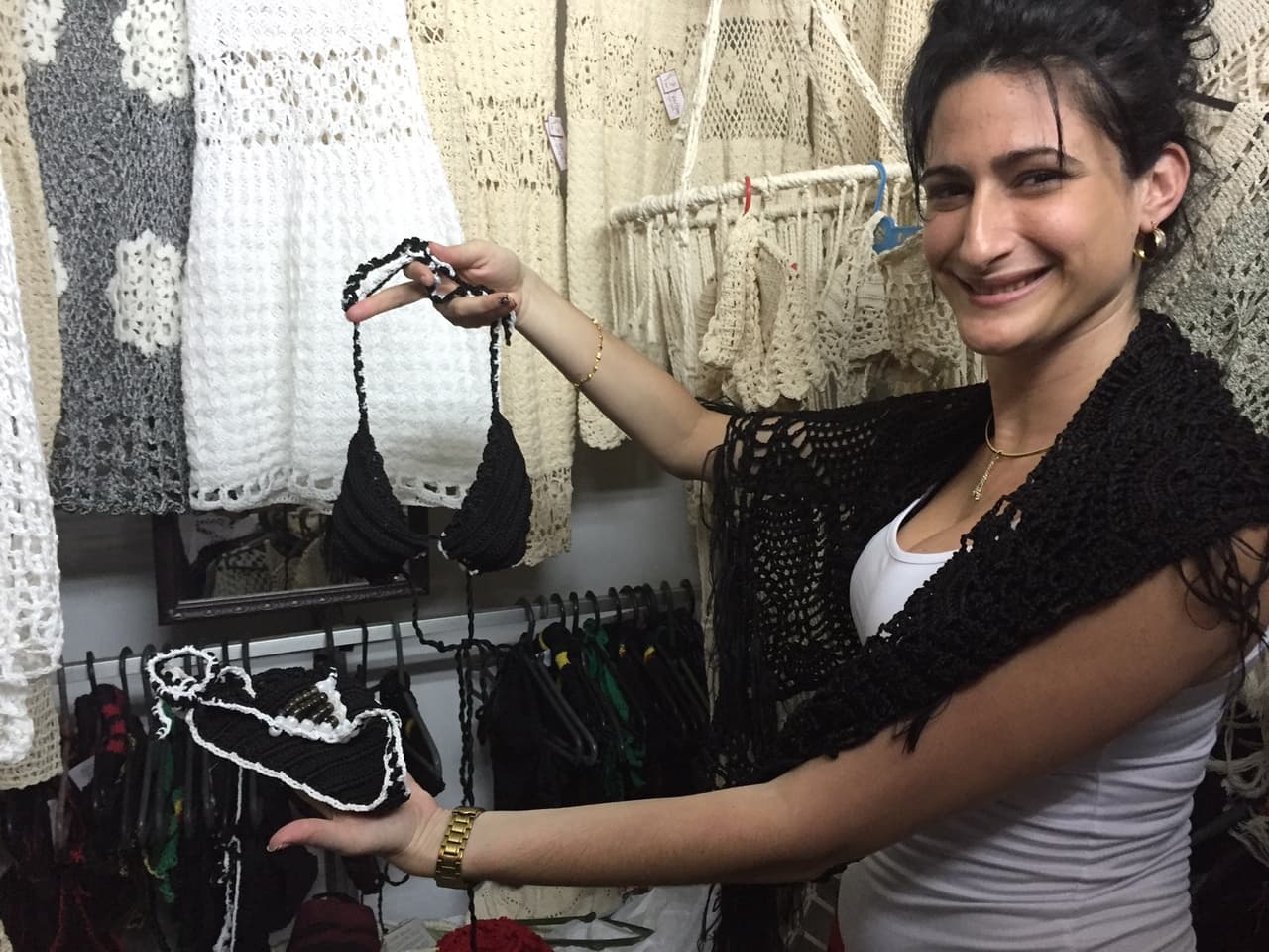 Diana Gonzalez, 29, recibe a clientes en la tienda de bikinis