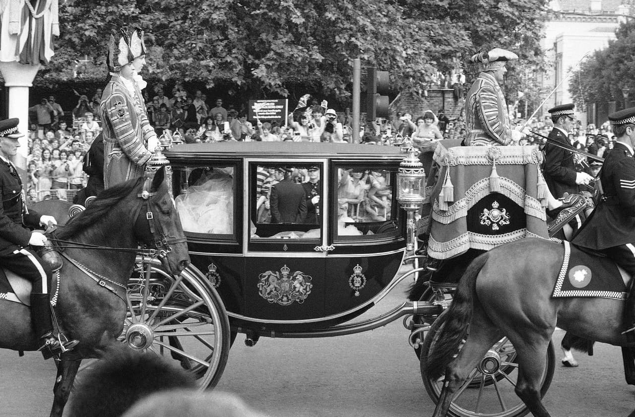 La ceremonia fue un fenómeno global que alcanzó una audiencia de 
<a href="https://www.royal.uk/diana-princess-wales" target="_blank">1.000 millones de personas</a> en radio y televisión. Además, según cálculos de la Policía Metropolitana de Londres unas 
<a href="https://www.bbc.com/historyofthebbc/anniversaries/july/wedding-of-prince-charles-and-lady-diana-spencer" target="_blank">600,000 personas</a> se apostaron para ver pasar a la pareja en la ruta que va desde el Palacio de Buckingham hasta la Catedral de San Pablo, en el centro de la capital británica.