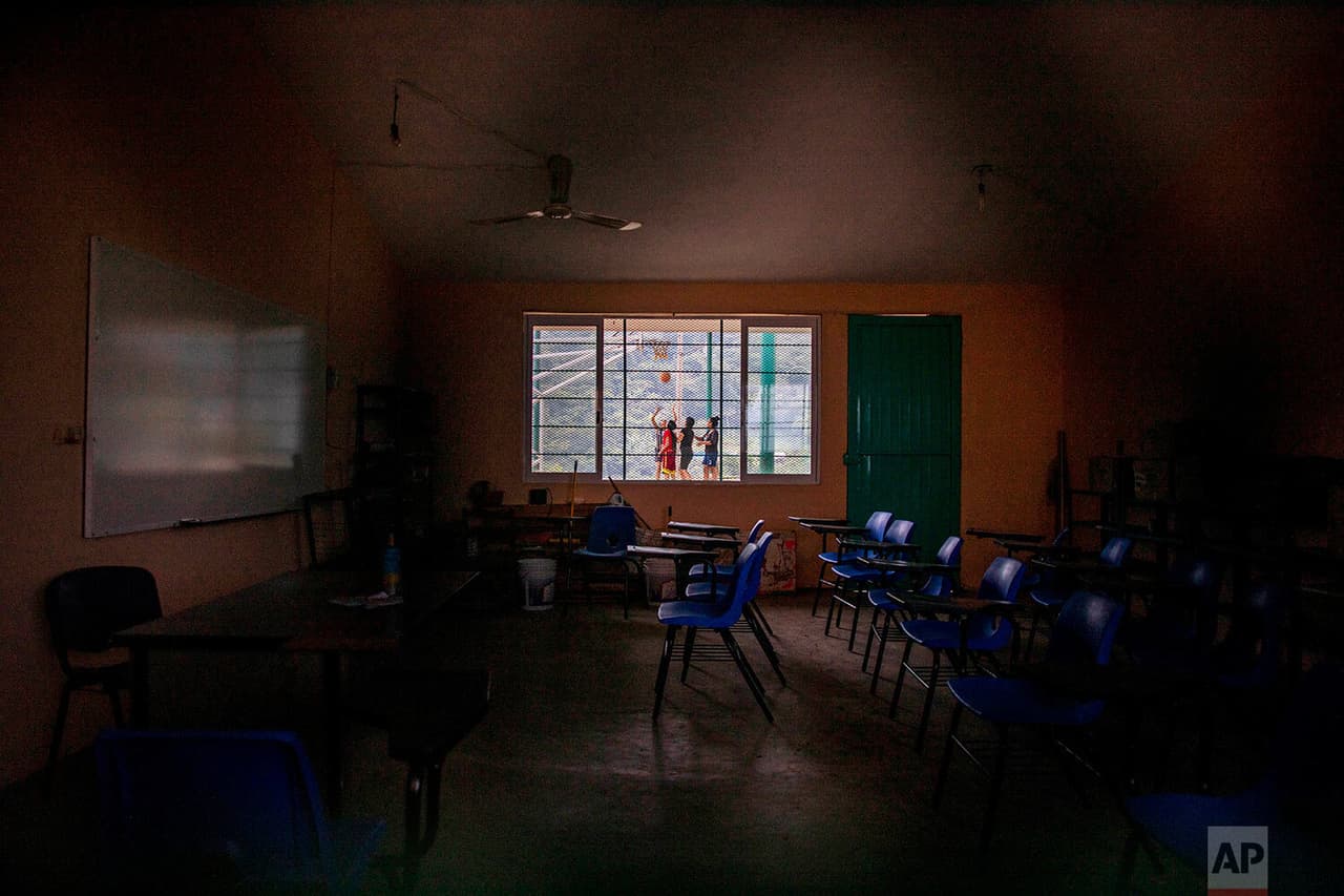 “El trabajo infantil se convierte en un mecanismo de supervivencia para muchas familias”, señala Astrid Hollander, directora de educación de UNICEF en México.
<br>
<br>Un aula vacía en la escuela comunitaria La Ilusion, cerrada en medio de la pandemia, donde
<a href="https://www.univision.com/temas/ninos">niñas</a> juegan baloncesto al aire libre en La Ilusion, estado de Chiapas, México. Recientemente, funcionarios de educación mexicanos dijeron que
<b> la inscripción para el nuevo año escolar se redujo en aproximadamente un 10%, pero algunos maestros advierten que muchos estudiantes se inscriben por costumbre, pero no participan.</b>