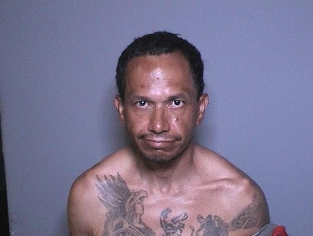 <b>Jose Adrian Oregel - 46 años</b>
<br>
<br>
<b>Última dirección conocida:</b> Santa Ana 
<br>
<b>Historial criminal :</b> relaciones sexuales ilegales con una cópula menor y oral de una persona menor de 18 años, lesiones corporales graves.
<br>
<b>Seis violaciones de libertad condicional desde junio de 2019</b>
<br>Liberado el 22/4/2020 después de cumplir 18 días de crédito, infringió la libertad condicional por no cargar el monitor de GPS a pesar de que la sentencia mínima es de 180 días y se le ordenó presentarse bajo libertad condicional.