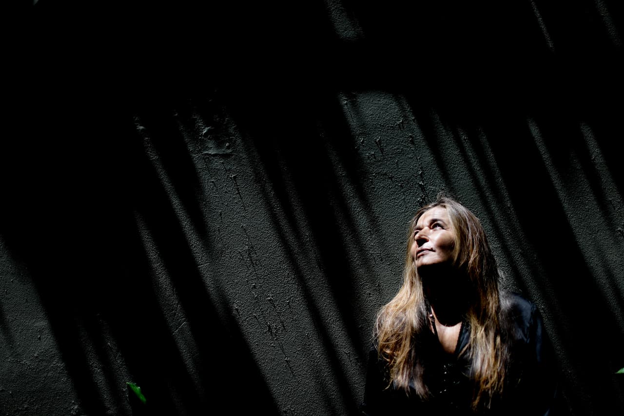 Corina Fernández recibió de su ex esposo tres disparos en el pecho mientras dejaba a sus hijas en la escuela. Había denunciado a la policía las amenazas de muerte de su marido más de 80 veces antes de ser atacada y el caso sentó un precedente legal para la violencia de género en Argentina. Su esposo murió en prisión el 2014. "No me sentí feliz ni enojada, pero si aliviada".