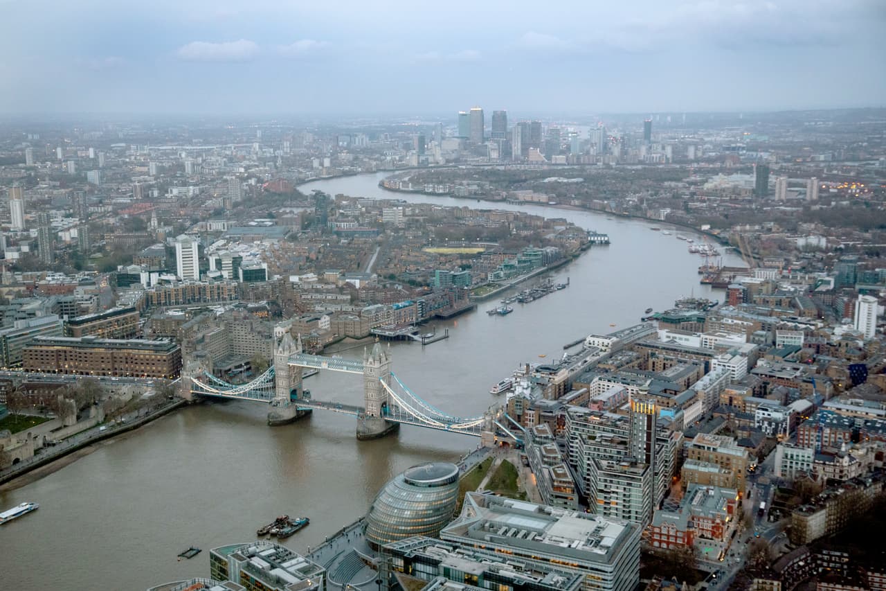 <b>Puesto</b> 
<b>4. Reino Unido.</b> Es una nación altamente desarrollada que ejerce una influencia económica, política, científica y cultural internacional considerable. Incluye la isla de Gran Bretaña, que contiene Inglaterra, Escocia y Gales, y la parte norte de la isla de Irlanda. Tiene algunas de las mejores universidades del mundo, como Oxford, Cambridge y el Imperial College de Londres. La capital, Londres, es un importante centro financiero internacional y una de las ciudades más visitadas del mundo. Las industrias de la banca y el turismo forman parte de un sector de servicios más amplio que impulsa gran parte del crecimiento económico de la nación. Tiene un PIB per cápita de 42,421 dólares.