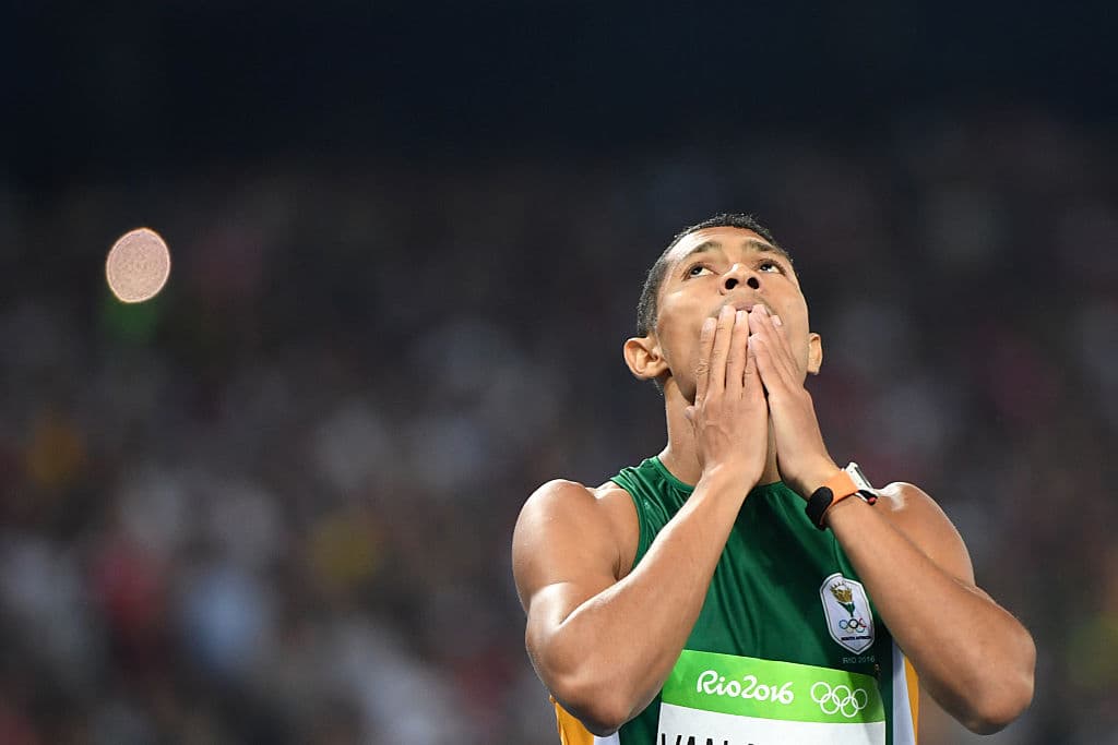 El sudafricano Wayde van Niekerk oro y récord del mundo en los 400 metros planos