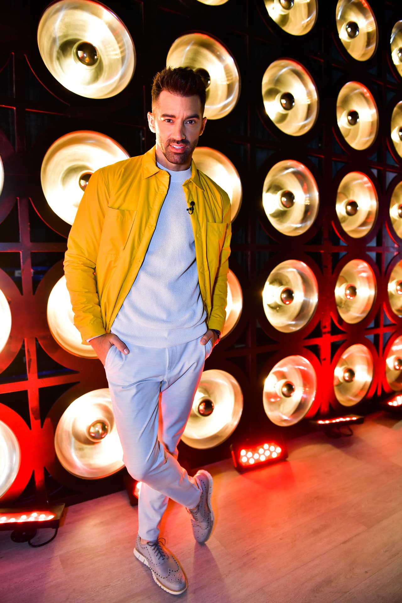 A Toni Costa lo vimos con un atuendo más casual en el que predominó el blanco. En su look, la atención estaba puesta en la chaqueta amarilla.