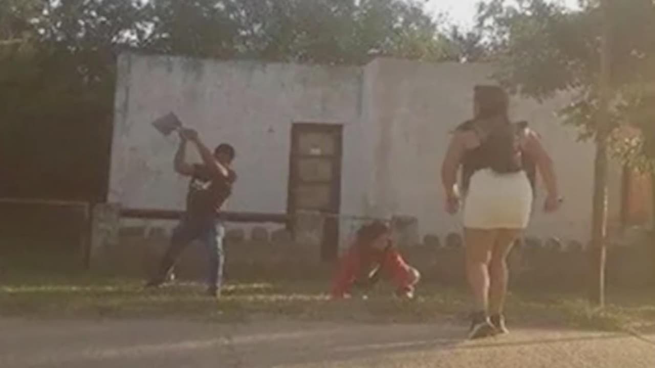 <b>"Me apoyó la pala en el cuello": su expareja intentó matarla a golpes, pero sobrevivió al brutal ataque</b>
<br>
<br>A José Alberto Falcón, de 32 años, le dictaron prisión preventiva por 90 días mientras enfrenta un juicio por intento de homicidio. La joven madre de tres hijos ya lo había denunciado en dos oportunidades por violencia física y psicológica.