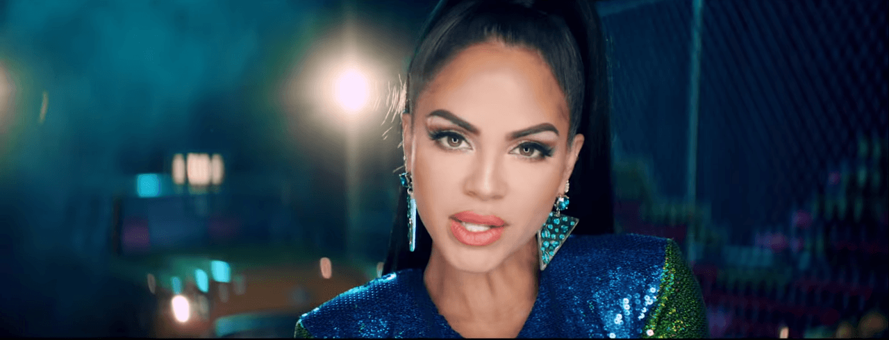 La segunda voz que suena es la de Natti Natasha. La intérprete canta: "Te juro, cómo tú me gusta' no me gusta nada. Hace tanto tiempo que en mis sueños te buscaba. Quiero estar contigo cada madrugada y que me despierte con un beso tu mirada".