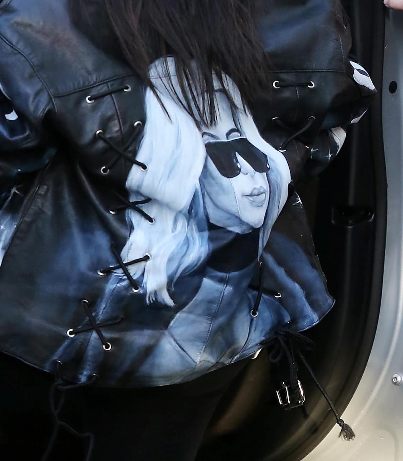 En la parte de atrás, tiene su rostro con el cabello rubio.