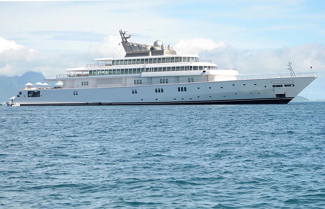 El yate tiene 138 pies de largo y es de propiedad del magnate de la música David Geffen.