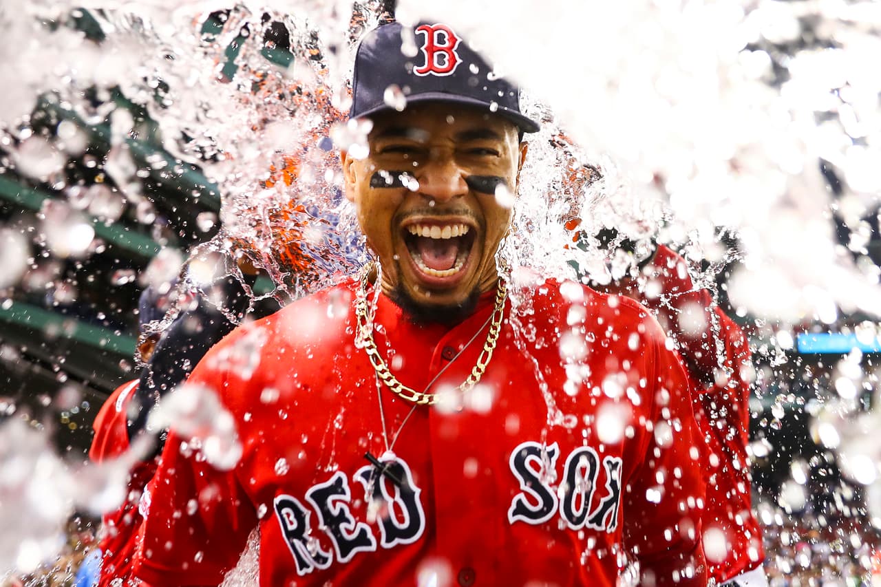 <b>Puesto 20. Medias Rojas de Boston (MLB, béisbol de Grandes Ligas)</b>
<br>
<br>• Valor: 3,470 millones de dólares.
<br>
<br>• Cambio de valor en los últimos cinco años: +51%.
<br>
<br>• Propietarios: John Henry y Tom Werner.
<br>
<br>• Año de compra: 2002.
<br>
<br>• Precio pagado: 380 millones de dólares.
<br>
<br>La revista Forbes actualiza cada año su
<a href="https://www.forbes.com/sites/mikeozanian/2021/05/07/worlds-most-valuable-sports-teams-2021/?sh=62a26d183e9e"><u>lista de equipos más valiosos del mundo</u></a>, basada en los ingresos, las deudas, la inversión, activos (instalaciones) y otras variables económicas.
<br>
<br>Según la publicación, el valor promedio de los 50 equipos deportivos más valiosos aumentó 9.9% en 2021 con respecto al año pasado. Esto a pesar de la suspensión de juegos y la falta de público en los estadios por la pandemia de
<a href="https://www.univision.com/temas/coronavirus"><u>covid-19</u></a>.
<br>
<br>El valor total de todos los equipos alcanzó los 3,400 millones de dólares, 55% más que hace cinco años.
<br>
