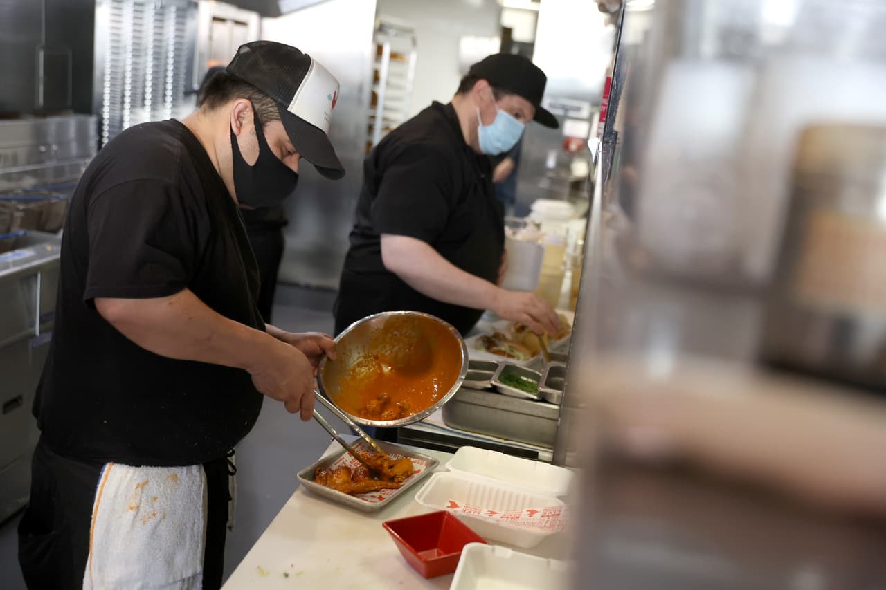 La escasez y los altos precios del pollo llegan justo cuando se juega el Super Bowl.
<br>