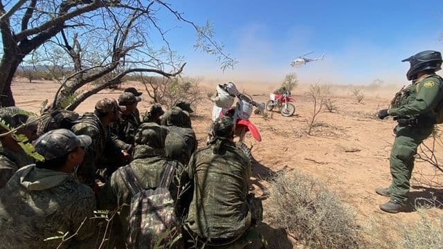 El equipo aéreo brindó apoyo a los agentes de Three Points Station en motocicelta para localizar y detener a 12 migrantes cerca de Sells, Arizona.