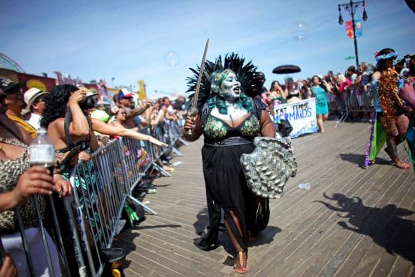 El primero es dar vida a la mitología en unas calles que llevan todo el año nombres como Sirena o Neptuno.