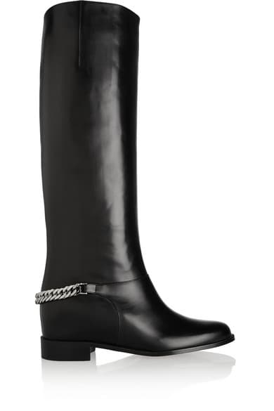 Botas altas. Las estilo ecuestre son atemporales. Un esencial para otoño e invierno, le dan mucha personalidad a tu outfit aunque éste sea un par de jeans con una t-shirt blanca. Christian Louboutin en piel (1,195 USD).