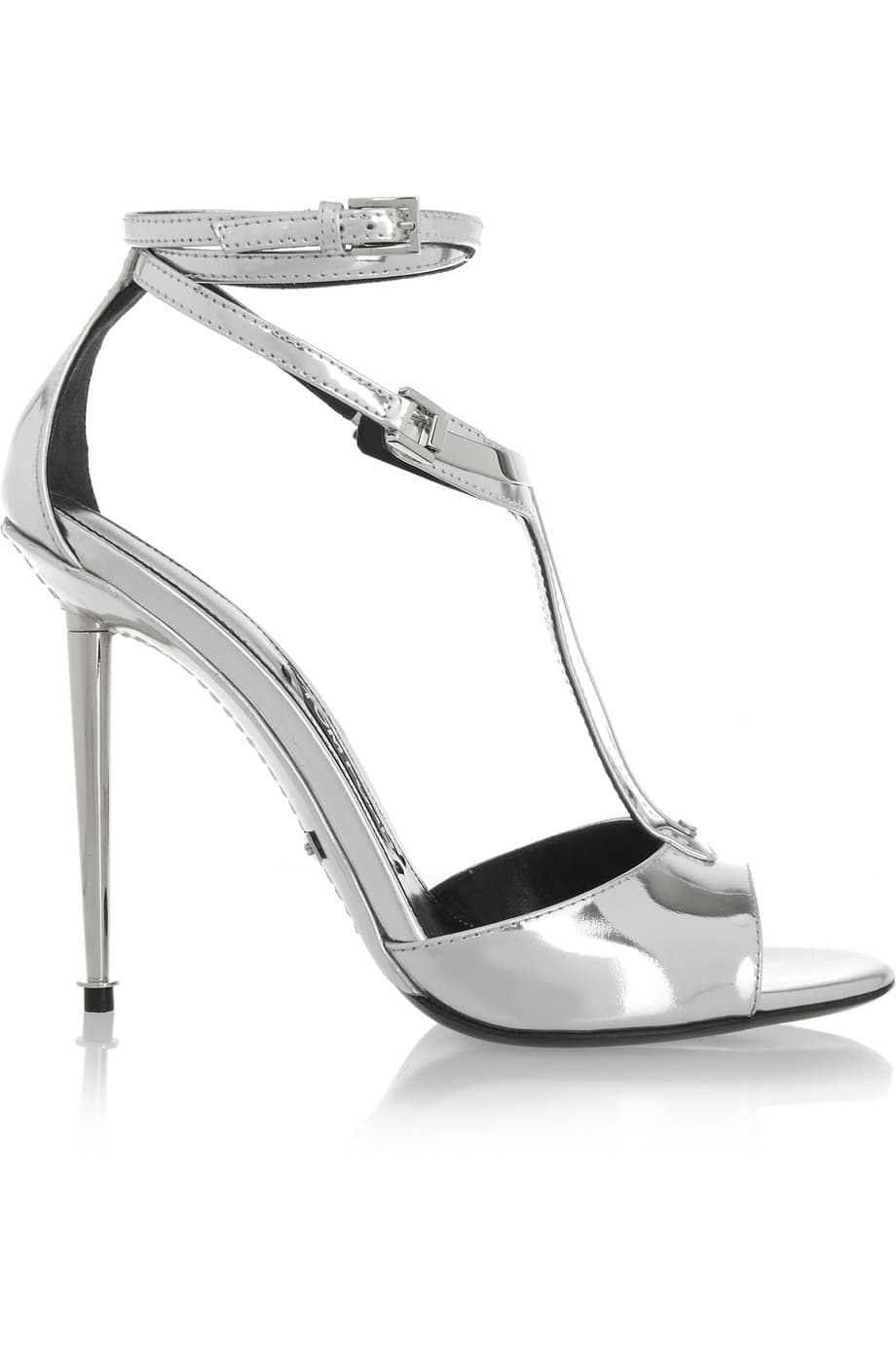 Toque metálico. Son un acierto con cualquier atuendo de noche, aunque si quieres llevar un look de día a la máxima sofisticación, este tipo de zapatos hará que lo logres. Tom Ford en piel (1,390 USD).