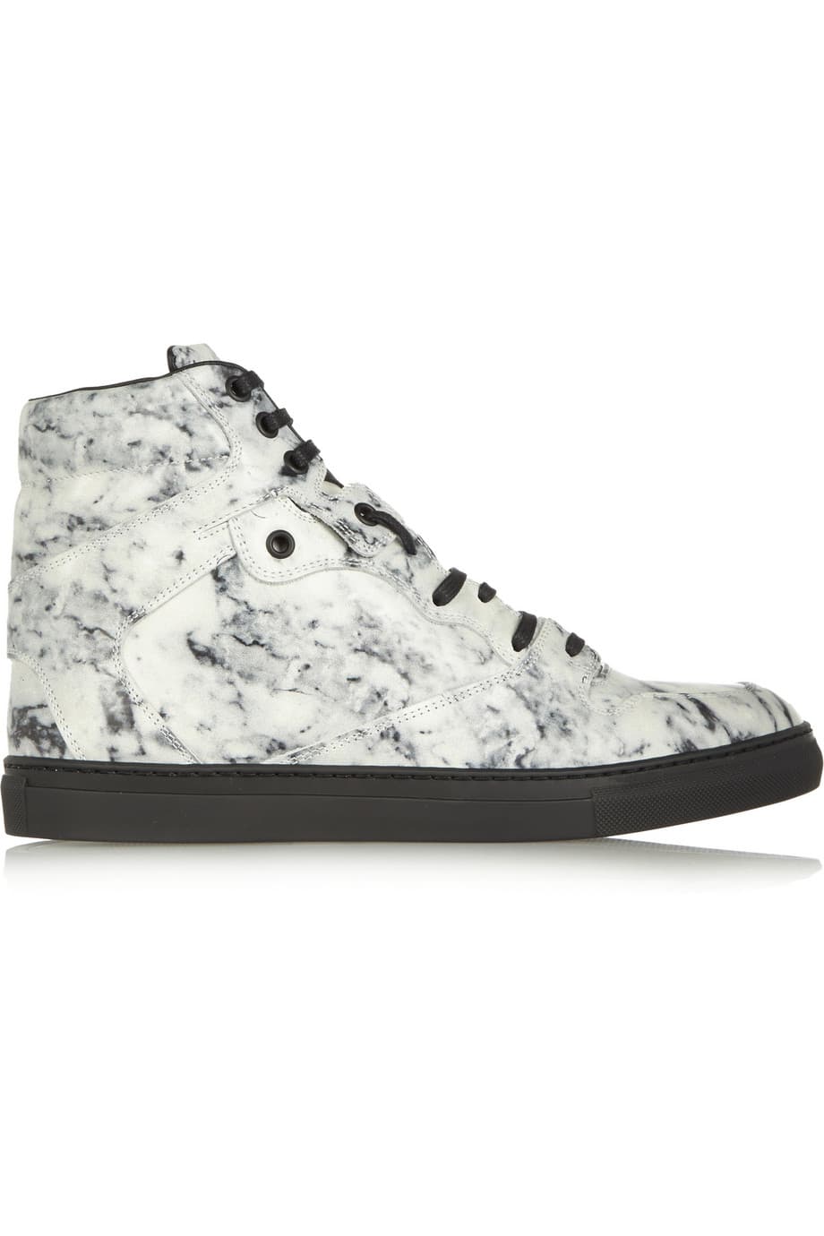 Tenis casuales. Unos tenis con mucha personalidad son el complemento perfecto para usar durante el fin de semana o para ir de viaje. Balenciaga en piel de vacuno (665 USD).