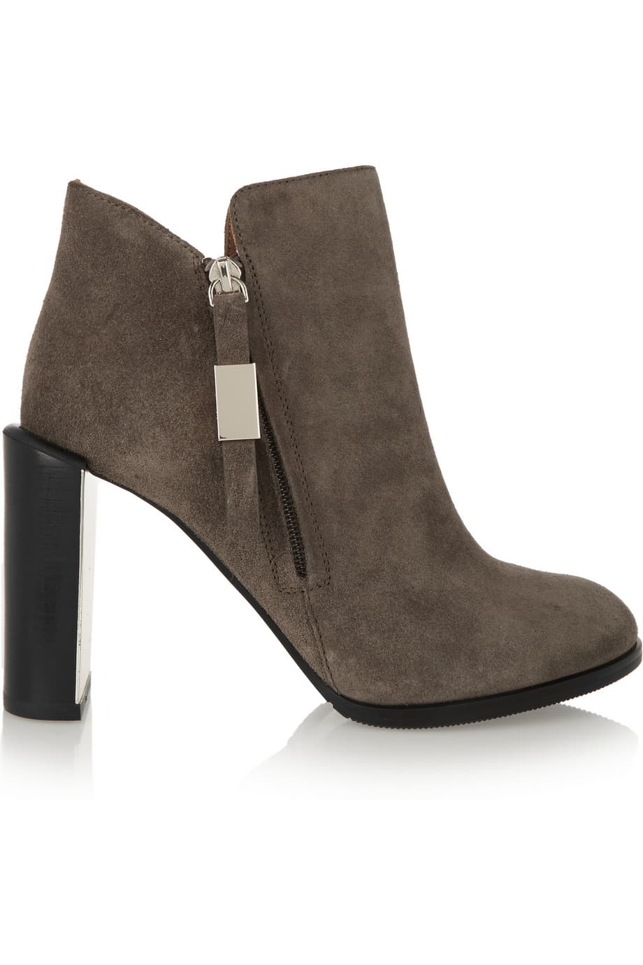 Botines al tobillo. Si estás buscando darle un toque más alternativo a tu outfit, las “ankle boots” lo lograrán cuando las combines con unos jeans o vestidos cortos. See by Chloé en gamuza (450 USD).