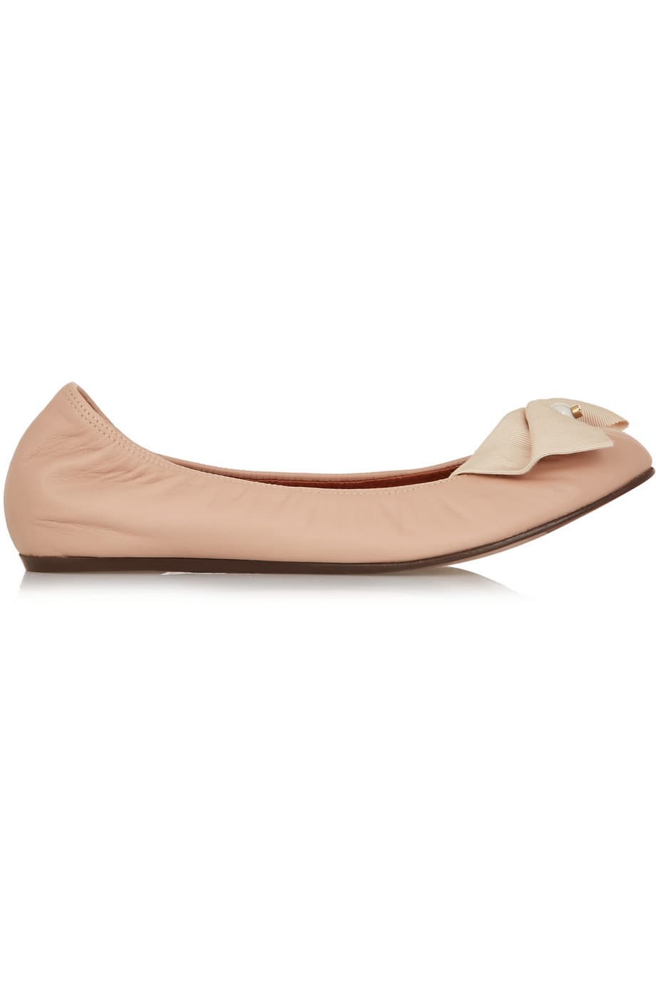 Flats. Perfectos para ir con un outfit estilo universitario. Las ballerinas, ya sea en tono negro o en un color vibrante, te sacarán de muchos apuros con mucha comodidad. Lanvin en piel (750 USD).