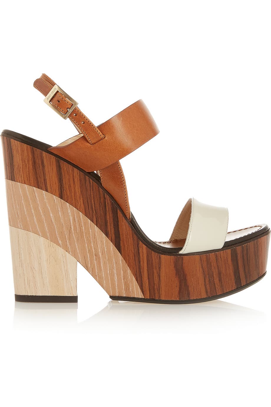 Plataformas. Si te gusta verte más alta pero no aguantas traer tacones por mucho tiempo, los “wedges” son ideales. Jimmy Choo en piel con madera (695 USD).