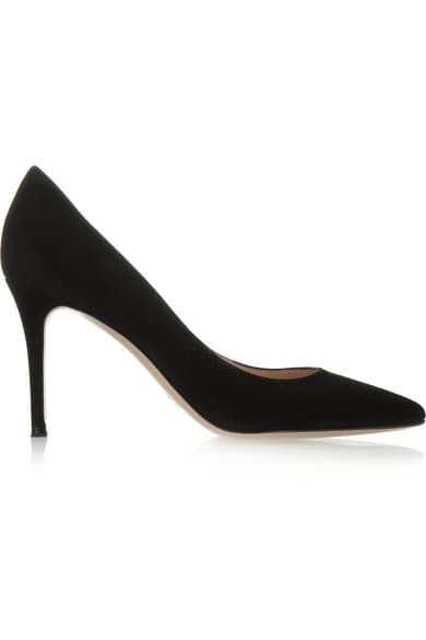 Pumps negros. Ya sean en piel o gamuza, van con todos los outfits y te dan sofisticación al instante. Gianvito Rossi en gamuza (575 USD).
