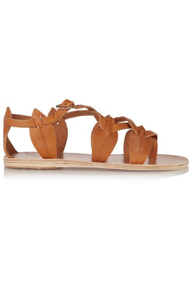Sandalias flats. Las sandalias estilo griegas son el zapato obligado para los días calurosos del verano. Combínalas desde con unos shorts hasta un vestido floral. Ancient Greek en piel de vacuno (230 USD).