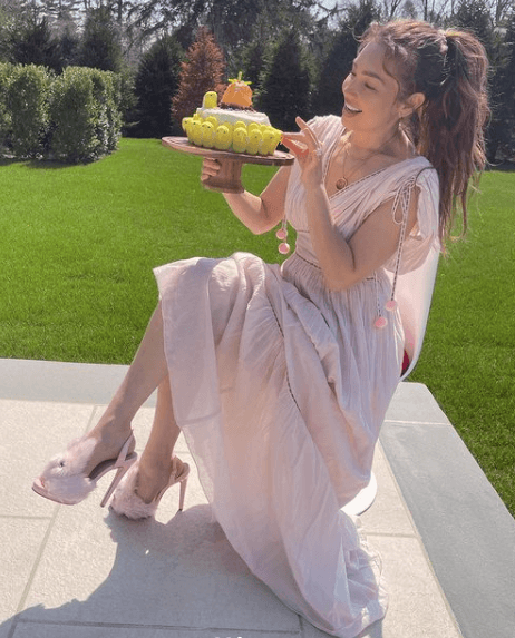 #9
<br>Para festejar pascua con un look acorde con la fecha, la cantante optó por unos tacones rosas con un conejo de peluche, de la marca Streetzies.