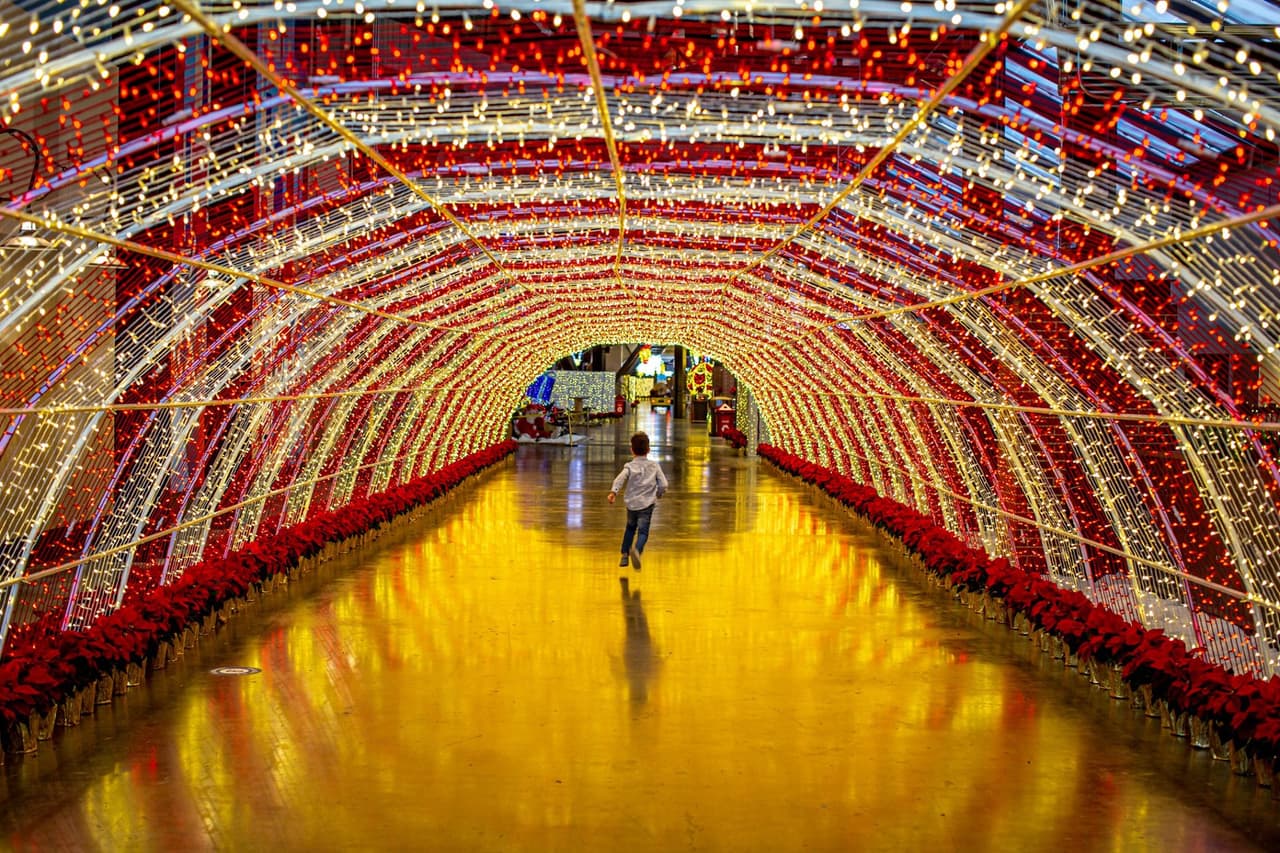 La atracción cuenta con una pista de hielo, un árbol de navidad de 65 pies de alto y vendedores de comida y bebida a las afueras del estadio de los Texas Rangers.