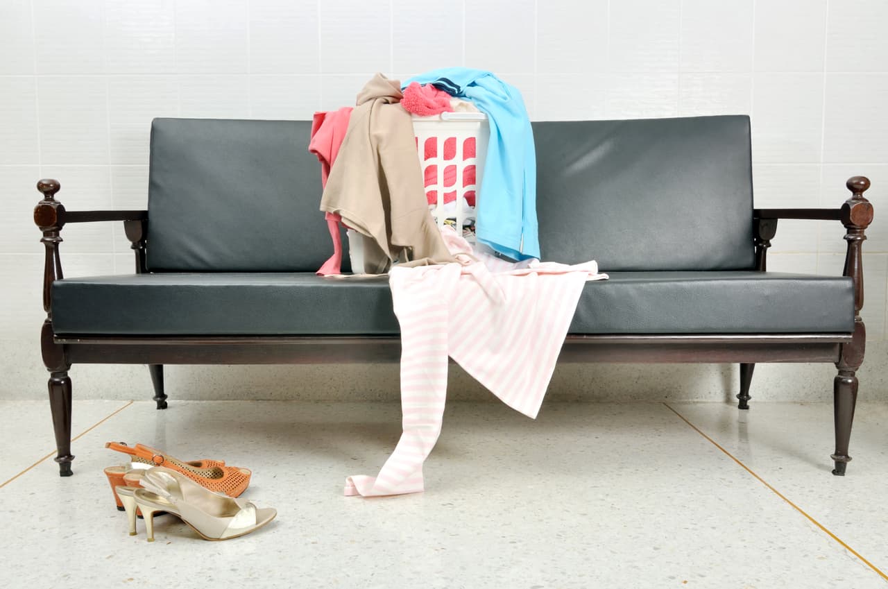 El primer error que cometemos al llegar a nuestros hogares es dejar el bolso, los zapatos, las mochilas, las llaves, el celular, los abrigos o cualquier cosa que llevemos en nuestras manos, en el primer lugar que se nos pone enfrente.