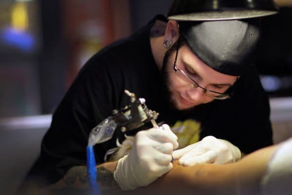 En EEUU, la Agencia de Alimentos y Medicamentos (FDA) puede regular el uso de las tintas, “pero no lo está haciendo", dijo la Dra. Michi Shinohara, dermatóloga de la Universidad de Washington, Seattle.