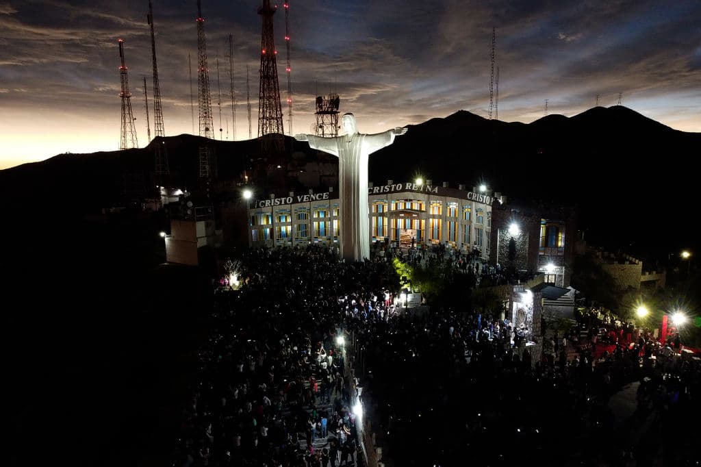 En el Cristo de las Noas en Torreon, México, miles de personas quedaron soprendidas cuando cerca del mediodía todo se oscureció durante el eclipse solar. Mientras que la figura religiosa resplandecía gracias a la iluminación artificial.