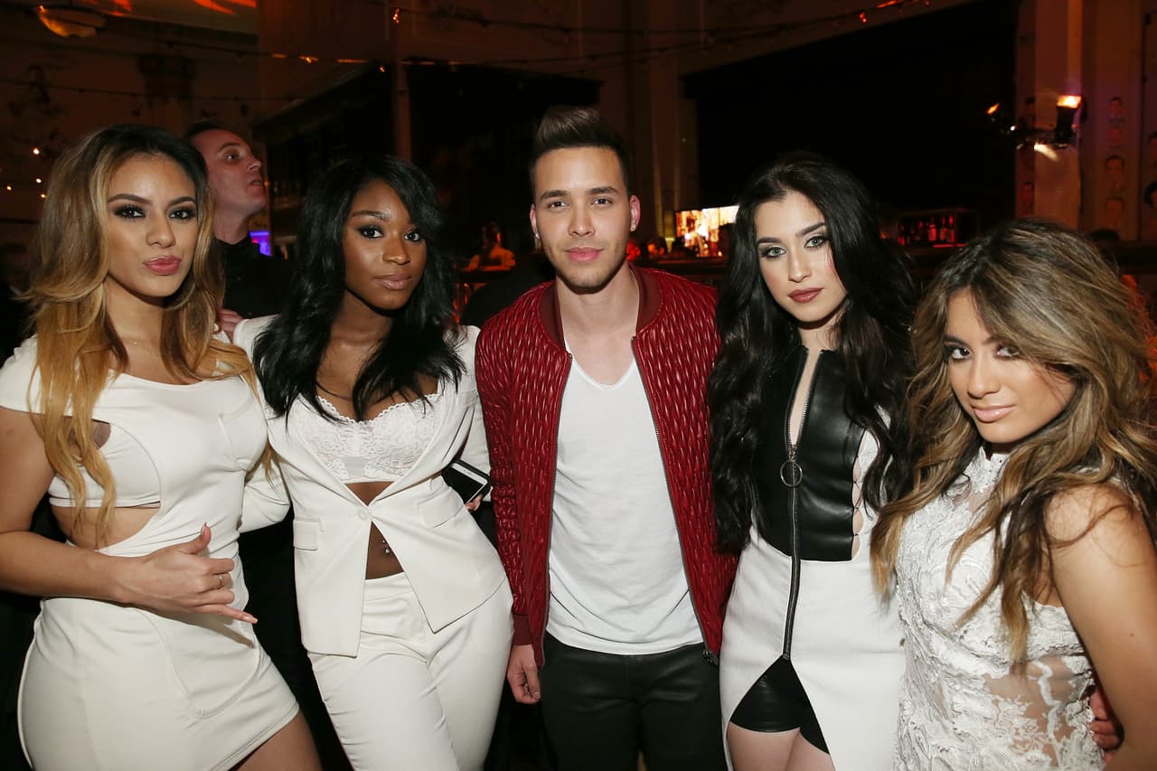 Aquí lo vemos con las chicas de Fifth Harmony.