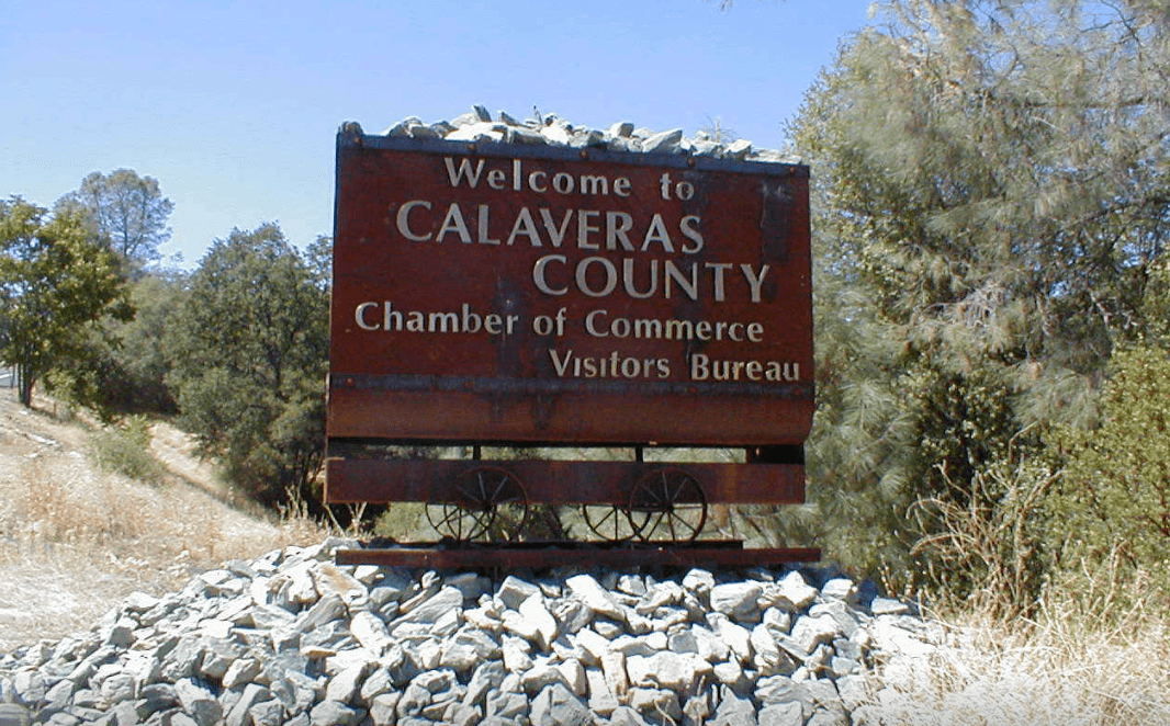 En el condado de 
<b>Calaveras,</b> el precio promedio de una casa en 
<b>venta es de $330,000 dólares</b>. Esto significa que para adquirir una vivienda se necesitan al menos 
<b>$64,800 de salario y el pago mensual sería de $1,620 dólares.</b>