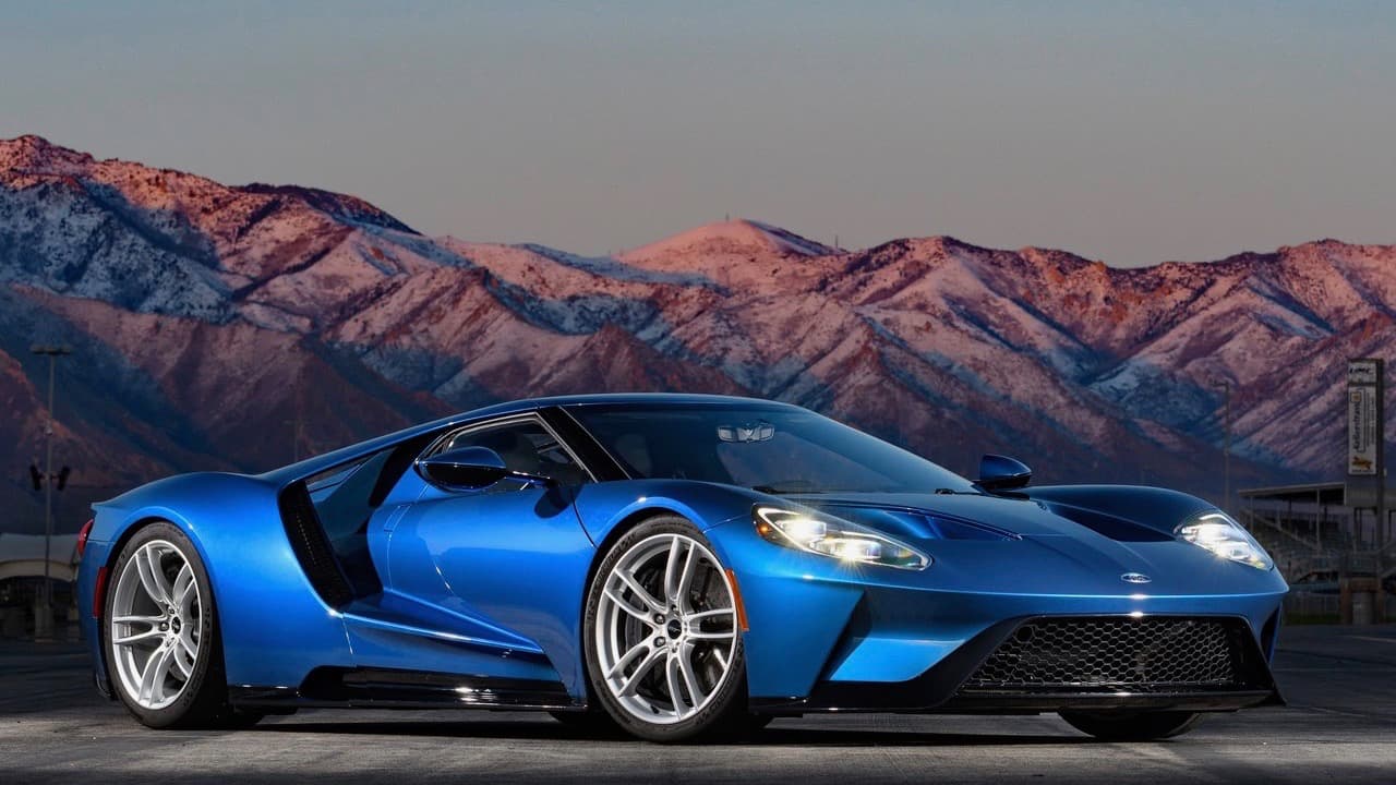 Ford cierra el 2017 con Jim Hackett como su nuevo presidente ejecutivo, su antiguo CEO superestrella Mark Fields fue despedido sin mayores explicaciones en mayo. Igual Ford se despide de 2017 con actualizaciones del 
<b>Fusion</b>, el 
<b><a href="https://www.univision.com/noticias/a-bordo/el-ford-mustang-2018-esta-dejando-de-ser-un-muscle-car-video" target="_blank">Mustang</a></b> y de la
<a href="https://www.univision.com/noticias/a-bordo/la-ford-f-150-2018-aparece-con-algunos-cambios-importantes-video" target="_blank"> <b>F-150</b></a>, una nueva y muy bien pensada generación de la SUV 
<i>full size</i> 
<b>Expedition</b> y la segunda generación del espectacular 
<b>GT</b>, el híperauto del óvalo azul. Ford anunció este año una agresiva estrategia para la electrificación de su línea, así como importantes inversiones en materia de tecnología de manejo autónomo.
<br>
<br>En la imagen: 
<b>Ford GT 2017</b>