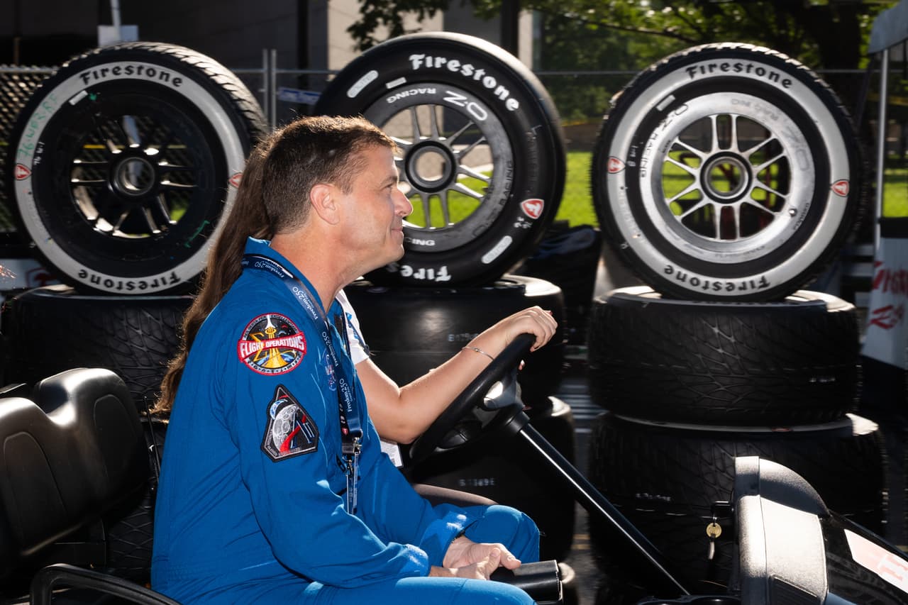 El capitán de la Armada estadounidense y astronauta de la NASA, Reid Wiseman, comandante de la misión Artemis II de sobrevuelo lunar de 2026, es llevado en coche a través de la zona de aficionados antes de la carrera de coches Freedom 250 Grand Prix,