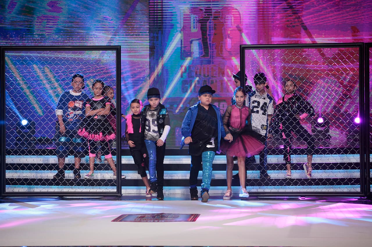 ¿Qué ocurría en la pista? Todos los bailarines se plantaron en el escenario para bailar 'Streetdance'. Los jueces debieron elegir a los dos mejores: un niño y a una niña. Los ganadores fueron Flor y Paulo.