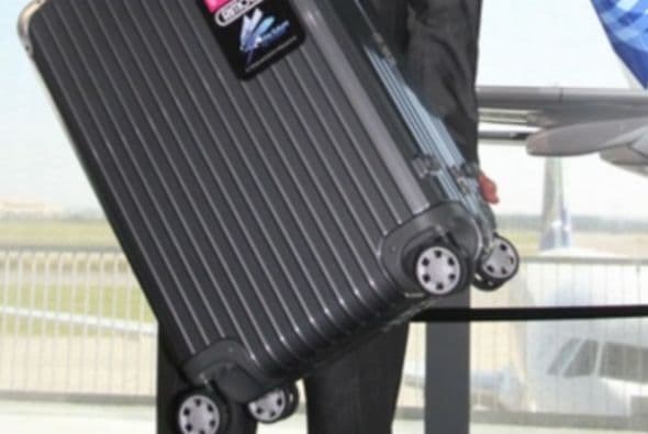 <b>Equipaje Liviano -</b>Viajar livianos es una gran manera de prevenir lesiones y dolores por llevar demasiado peso, sobre todo en la zona de la espalda y las piernas, por ello es necesario que tengas una bolsa, maleta o maletín donde puedas llevar todo de forma organizada y sin cargar con kilos y kilos de equipaje.
<br>