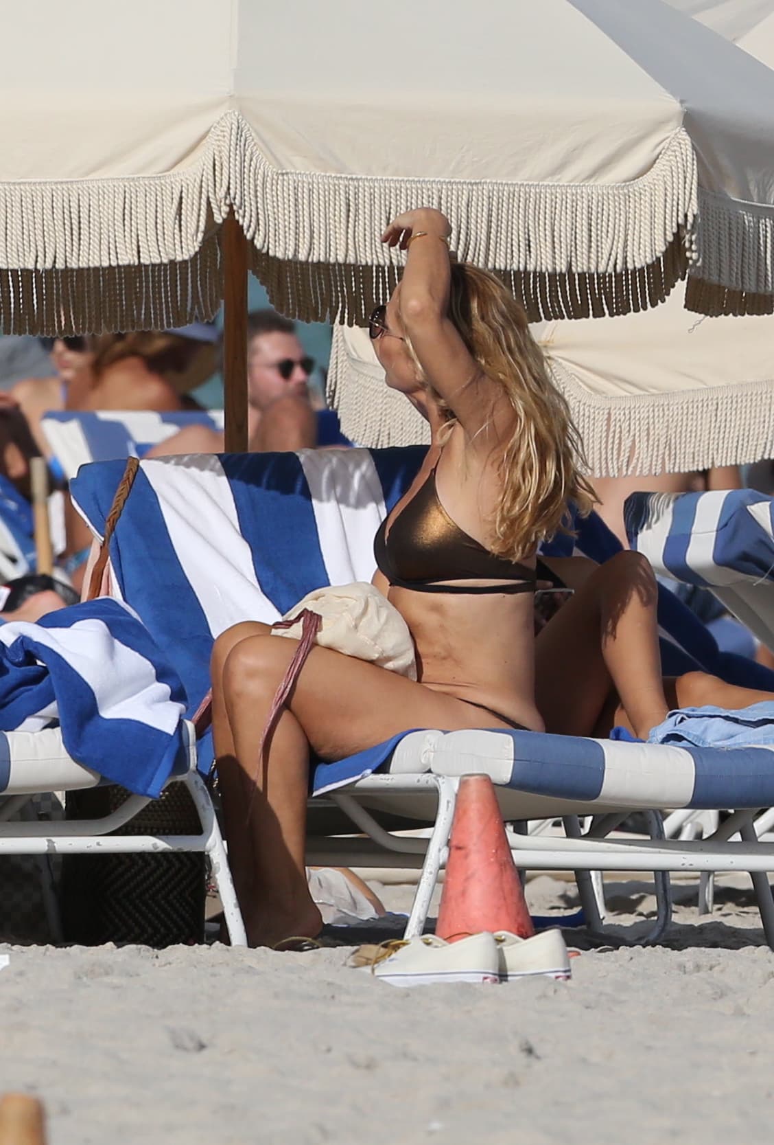 Lució su trabajado físico en un bello bikini en tono bronce.