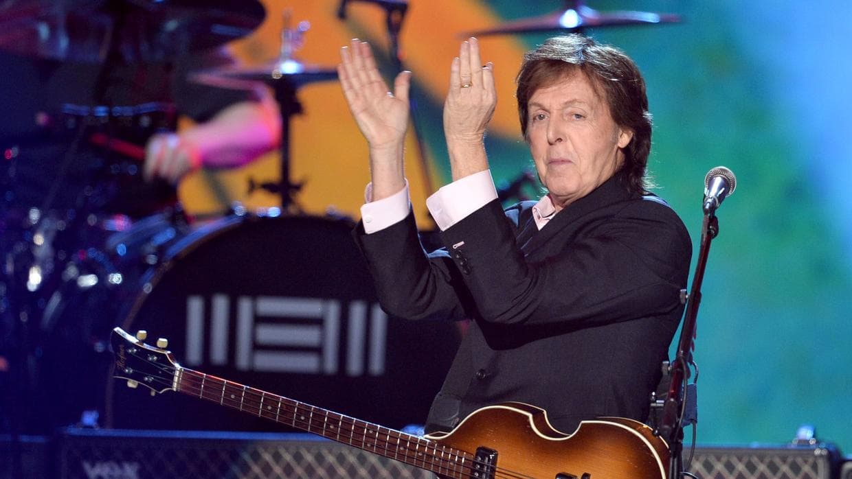 <b>Paul McCartney está muerto</b>
<br>Elvis vive pero el autor de 
<i>Yesterday </i>está muerto. ¿Qué sentido tiene esto? Y, sin embargo, una de las leyendas urbanas más difundidas asegura que el antiguo miembro de los Beatles falleció a mediados de los sesenta, cuando fue sustituido por un impostor.