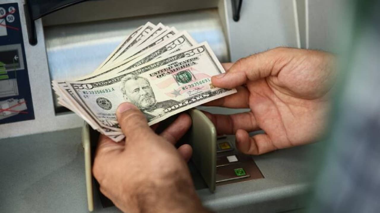 De acuerdo con autoridades el
<b> “jugging” es una forma de robo </b>que ocurre cuando un sospechoso sigue una víctima desde un banco o un cajero automático hasta su siguiente ubicación, para después robarles el dinero.