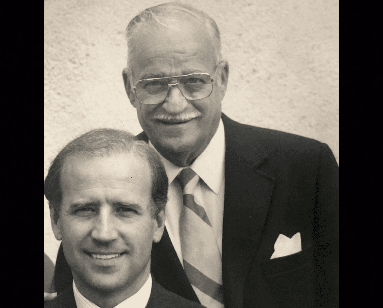 El padre de Joe Biden, Joseph R. Biden Sr., tuvo dificultades para encontrar trabajo cuando el presidente electo era un niño. En 1953, cuando Biden tenía 11 años, la familia se mudó a Delaware donde finalmente su padre pudo conseguir un trabajo como vendedor de autos.