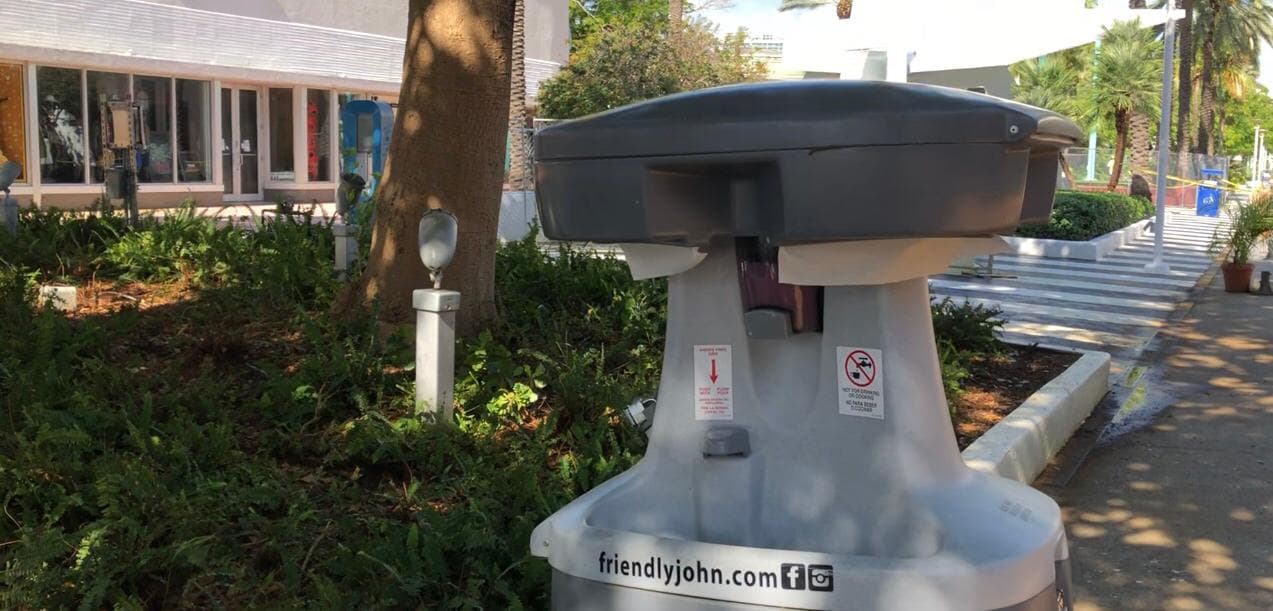 Una de las novedades fue la colocación de lavamanos a lo largo del paso peatonal, para que las personas puedan evitar los contagios del coronavirus.