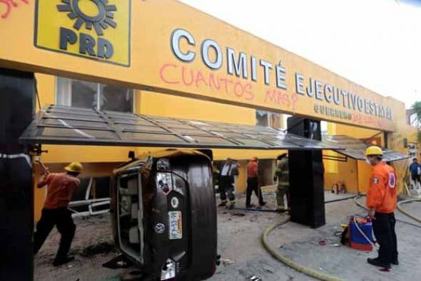 Al parecer los destrozos fueron efectuados por Maestros de la Coordinadora Estatal de Trabajadores de la Educación de Guerrero (CETEG) Con la información de Univision.com