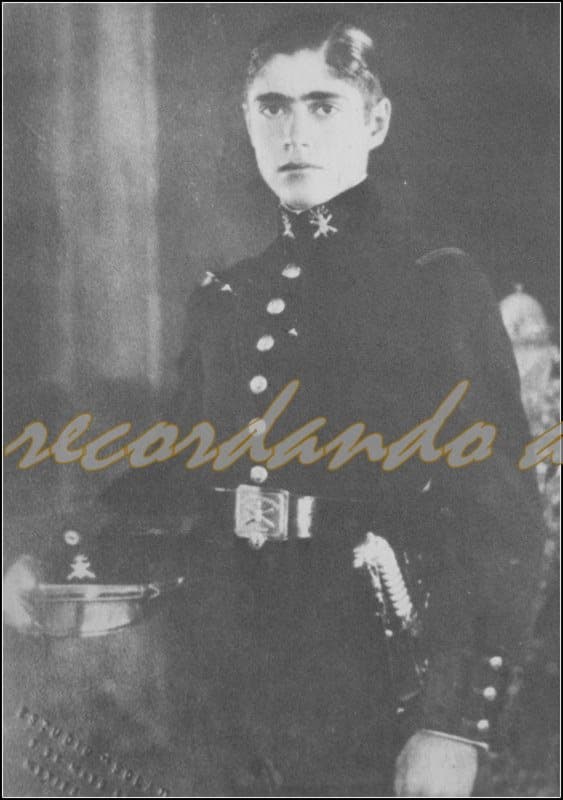 Luis Aguilar estudió en el Colegio Militar y más tarde comenzó la carrera de Ingeniería, la cual no concluyó dado su espíritu aventurero, mismo que lo llevaría a Mazatlán, Sinaloa donde pasó parte de su juventud trabajando como pescador.