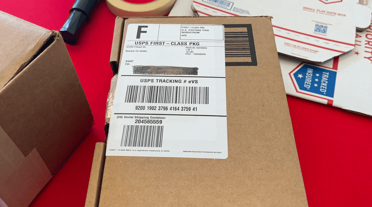 No reutilices cajas con otras etiquetas aunque borre la dirección. Pueden confundirse los códigos de barra en el
<a href="https://www.univision.com/local/dallas-kuvn/utilizaras-el-correo-postal-para-enviar-tus-regalos-de-navidad-esto-es-lo-que-debes-tener-en-cuenta-video">correo postal</a>.