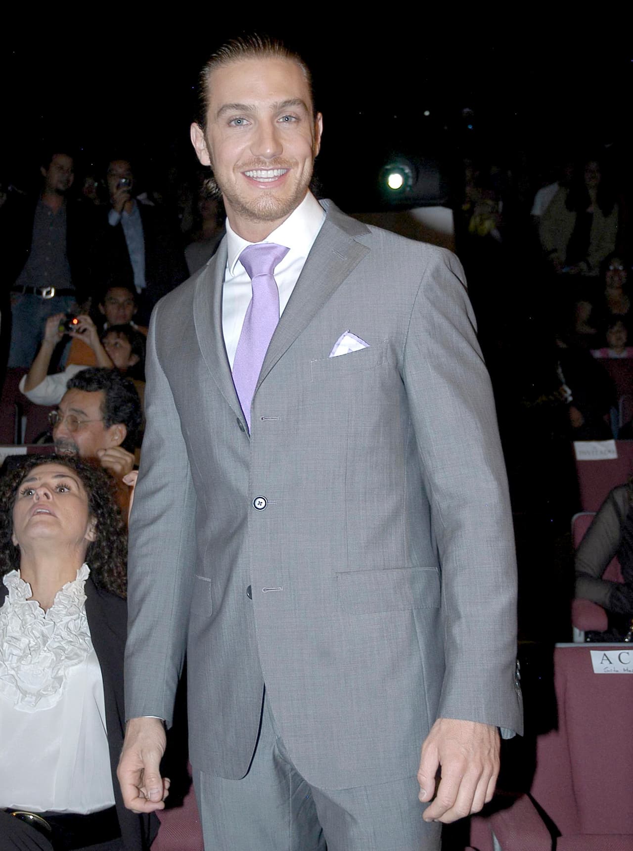 Cabe recordar que Eugenio Siller siempre ha sido muy celoso de su vida sentimental, pues habla poco de ella, pero cuando lo hace acepta estar en búsqueda de una mujer con la que pueda formar una familia.