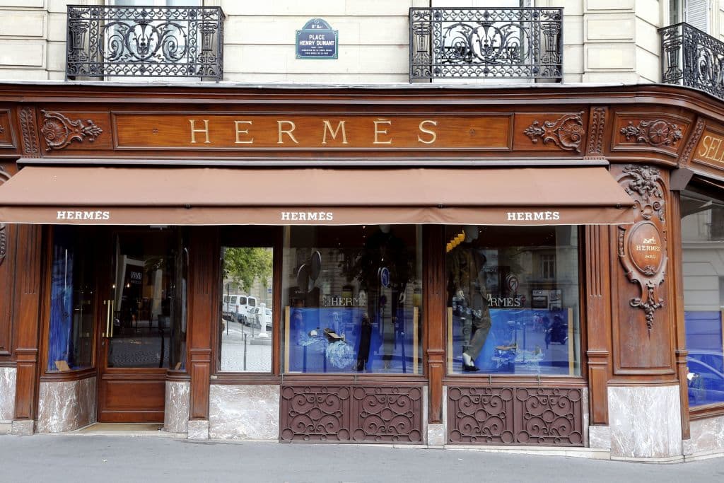 La historia de cómo el multimillonario heredero de Hermès quiere darle su fortuna a su jardinero